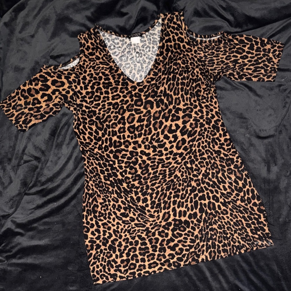 VENUS Leopard Cold-Shoulder V-Neck Tunic in Brown and Black Size Large Slim Fit
